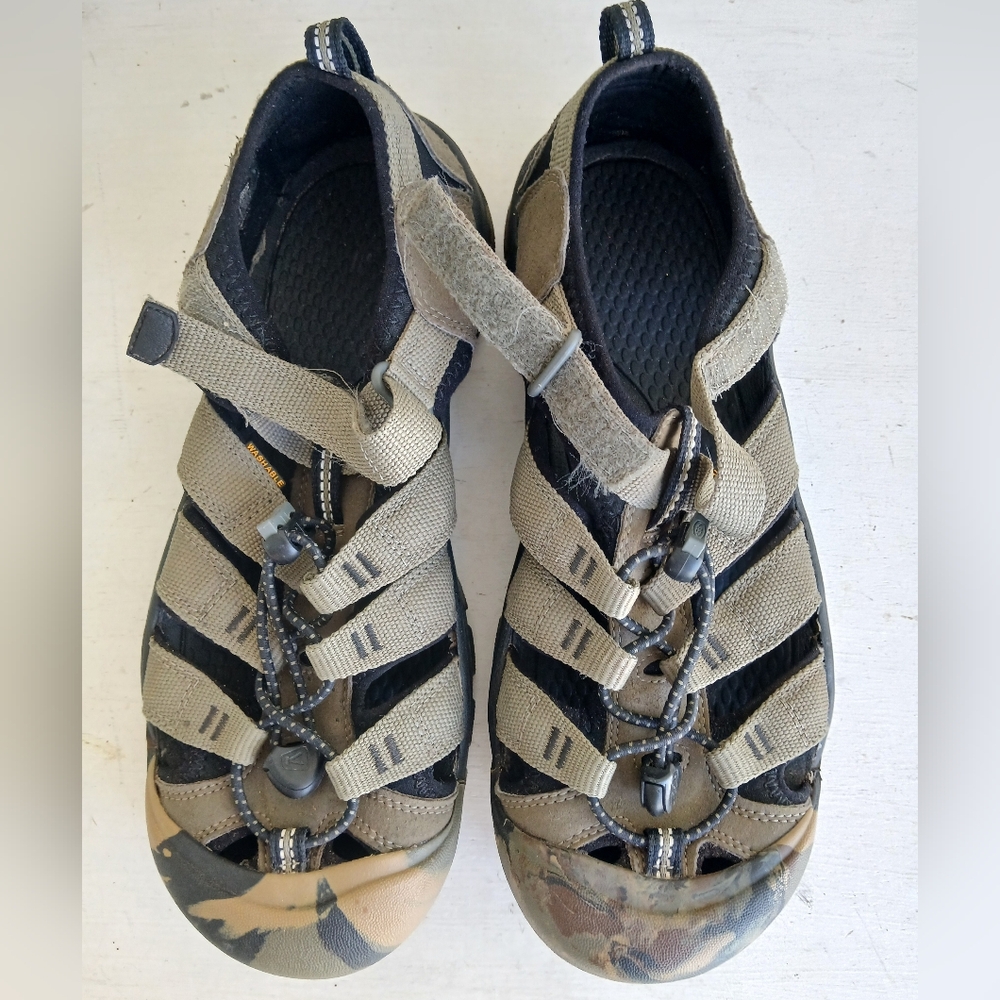 Keen Newport H2 Camo Sandals - Men's  7 Women's size 8.5